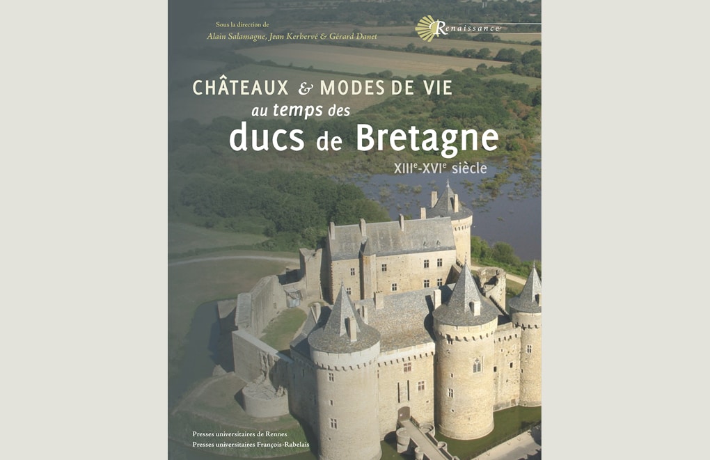 Châteaux et modes de vie au temps des ducs de Bretagne. XIIIe-XVIe siècle . Sous la direction d’Alain Salamagne, Jean Kerhervé et Gérard Danet. Collection « Renaissance ». Presses Universitaires de Rennes-Presses Universitaires François-Rabelais, 2012, 364 pages, 30€.